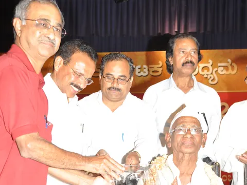 The Andolana Prashasti being presented to Lokadarshan, 2010