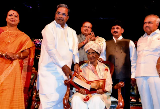 The Karnataka Rajyotsava Award being presented to Lokadarshan, 2014