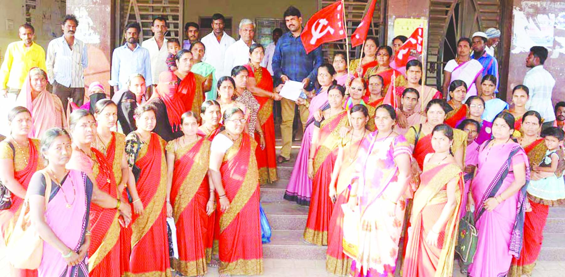 ಕಾರ್ಮಿಕ ಮುಖಂಡ ವರಲಕ್ಷ್ಮೀ ಬಂಧನ ಖಂಡಿಸಿ ಪ್ರತಿಭಟನೆ