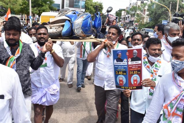 ಪೆಟ್ರೋಲ್ ಬೆಲೆ ಏರಿಕೆ ವಿರುದ್ಧ ಪ್ರತಿಭಟನೆ