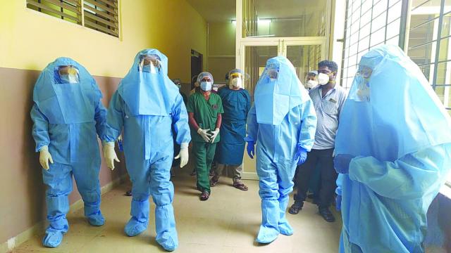 ಸೋಂಕಿತರಿಗೆ ಧೈರ್ಯ ತುಂಬಿದ ಸಚಿವ ಆನಂದಸಿಂಗ್