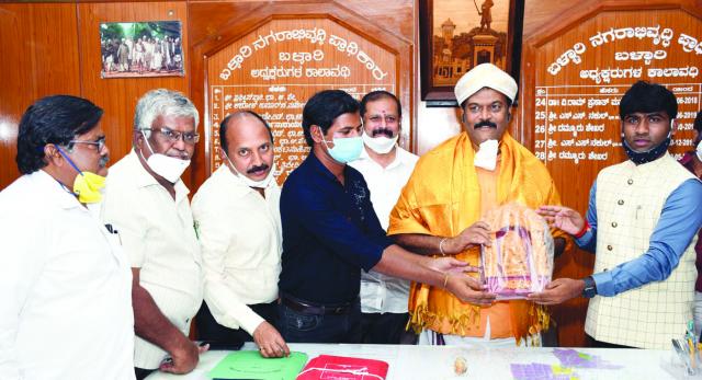 ಬುಡಾ ಕಚೇರಿಯಲ್ಲಿ ಜಿಲ್ಲಾ ಉಸ್ತುವಾರಿ ಸಚಿವ ಆನಂದಸಿಂಗ್ ಅವರಿಗೆ ಸನ್ಮಾನ