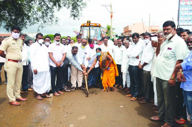 ರಸ್ತೆ ಸುಧಾರಣಾ ಕಾಮಗಾರಿಗೆ ಗುದ್ದಲಿ ಪೂಜೆ
