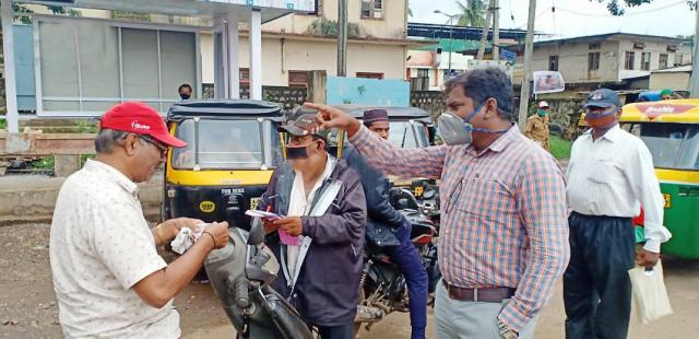 ಅಂತರ ಕಾಯ್ದುಕೊಳ್ಳದ ಅಂಗಡಿಗಳಿಗೆ, ಮಾಸ್ಕ್ ಹಾಕದವರಿಗೆ ದಂಡ