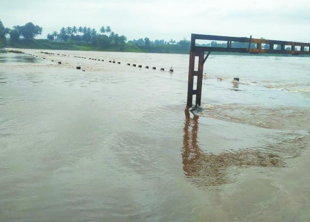 ದೂಧಗಂಗಾ ನದಿ ಕಡೆಗೆ ಜಿಲ್ಲಾಡಳಿತ ಪೊಲೀಸ್ ಬ್ಯಾರಿಕೇಡ ಅಳವಡಿಕೆ 