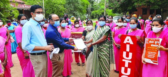 ವಿವಿಧ ಬೇಡಿಕೆ ಈಡೇರಿಕೆಗೆ ಆಗ್ರಹಿಸಿ ಆಶಾ ಸಿಬ್ಬಂದಿ ಮುಷ್ಕರ