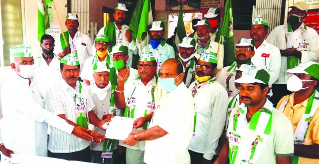 ತೈಲ ಬೆಲೆ ಏರಿಕೆ ಖಂಡಿಸಿ ಮನವಿ