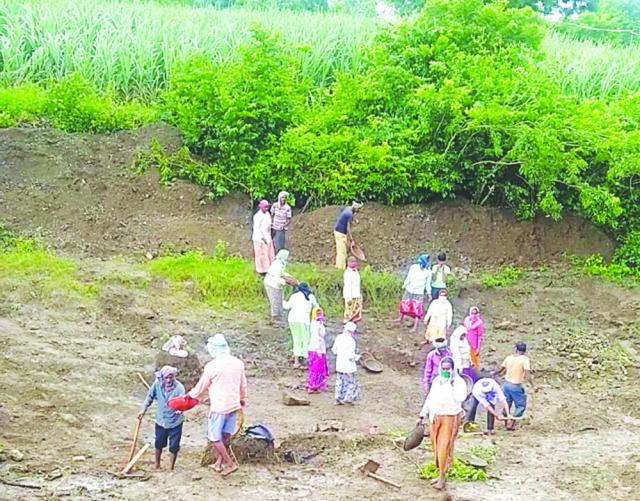 ನರೇಗಾ ಯೋಜನೆಯಡಿ ಹಳ್ಳವನ್ನು ಹೂಳೆತ್ತುವ ಬದಲು ರೈತನ ಭೂಮಿ ಅಗೆತ