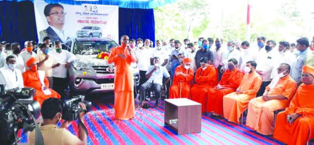 ಸ್ಮಶಾನದಲ್ಲಿ ನೂತನ ಕಾರಿಗೆ ಚಾಲನೆ ನೀಡಿದ ಸತೀಶ ಜಾರಕಿಹೊಳಿ