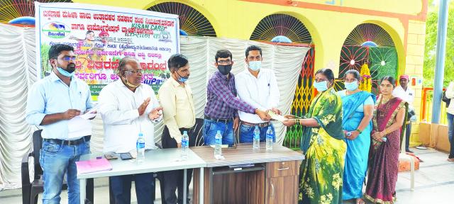 ಹೈನುರಾಸುಗಳ ನಿರ್ವಹಣೆಗೆ ಕನಿಷ್ಠ ಬಡ್ಡಿದರದಲ್ಲಿ ಸಾಲ ವಿತರಣೆ ಸಮಾರಂಭ