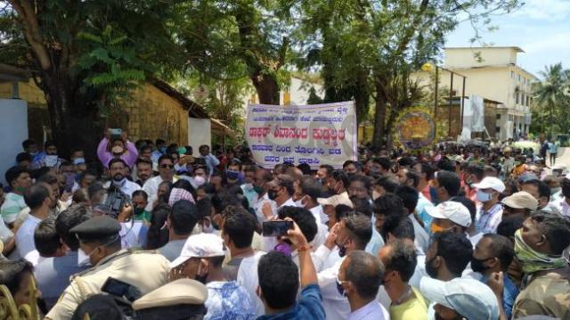 ಕ್ರಿಮ್ಸ ಅಧೀಕ್ಷಕ ಶಿವಾನಂದ ಕುಡ್ತಲಕರ್ ವಿರುದ್ಧ ಕಾರವಾರದಲ್ಲಿ ಬೃಹತ್ ಪ್ರತಿಭಟನೆ ; ವೈದ್ಯನ ಬಂಧನಕ್ಕೆ ಆಗ್ರಹ