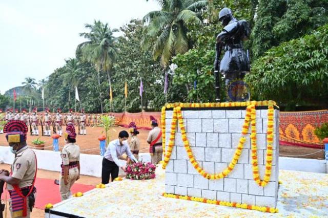 ಪೊಲೀಸ್ ಹುತಾತ್ಮರ ದಿನಾಚರಣೆ: ಹುತಾತ್ಮರ  ಸ್ಮಾರಕಕ್ಕೆ ಪುಷ್ಪಗುಚ್ಛ   ಅರ್ಪಣೆ 