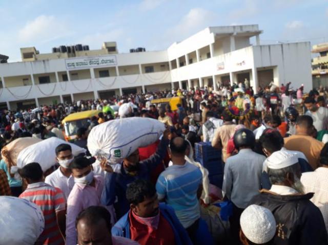 ಕೊರೊನಾ ಲೆಕ್ಕಿಸದೇ ಹೂವು ಖರೀದಿಗೆ ಮುಗಿಬಿದ್ದ ಜನತೆ