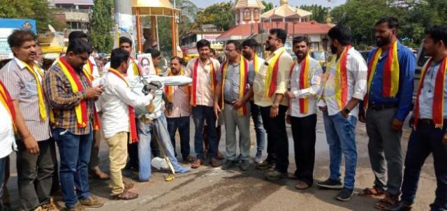 ಮಹಾ ಸಿಎಂ ಉದ್ಧಟತನದ ಹೇಳಿಕೆ: ಠಾಕ್ರೆ ಪ್ರತಿಕೃತಿ ದಹಿಸಿ ಎಚ್ಚರಿಕೆ ನೀಡಿದ ಕರವೇ