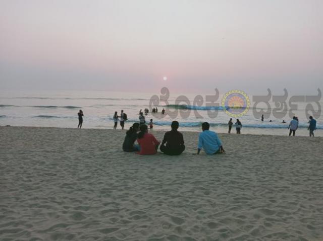 *ಮೂವರು ಸಮುದ್ರ ಪಾಲು; ಓರ್ವನ ಶವ ಪತ್ತೆ - ಇನ್ನಿಬ್ಬರಿಗೆ ಹುಡುಕಾಟ