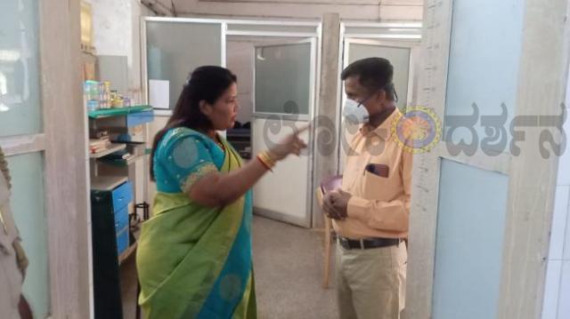 ಆಸ್ಪತ್ರೆಯ ಅವ್ಯವಸ್ಥೆ ವಿರುದ್ಧ ಆಕ್ರೋಶ ವ್ಯಕ್ತಪಡಿಸಿದ  ಶಾಸಕಿ ರೂಪಾಲಿ ಎಸ್.ನಾಯ್ಕ :
