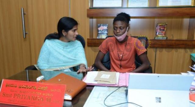 ಮಾದರಿ ಸಿಇಒ ಕಾರ್ಯಕ್ರಮ  ಜಾರಿಗೆ ತಂದ  ಪ್ರಿಯಾಂಗ ;  ಸಿಇಒ ಆಗಿ ಅಧಿಕಾರ ಸ್ವೀಕರಿಸಿ, ಕಾರ್ಯನಿರ್ವಹಣೆ ಮಾಡಿದ ಶಾಲಿನಾ ಶಾಯರ್ ಸಿದ್ದಿ 