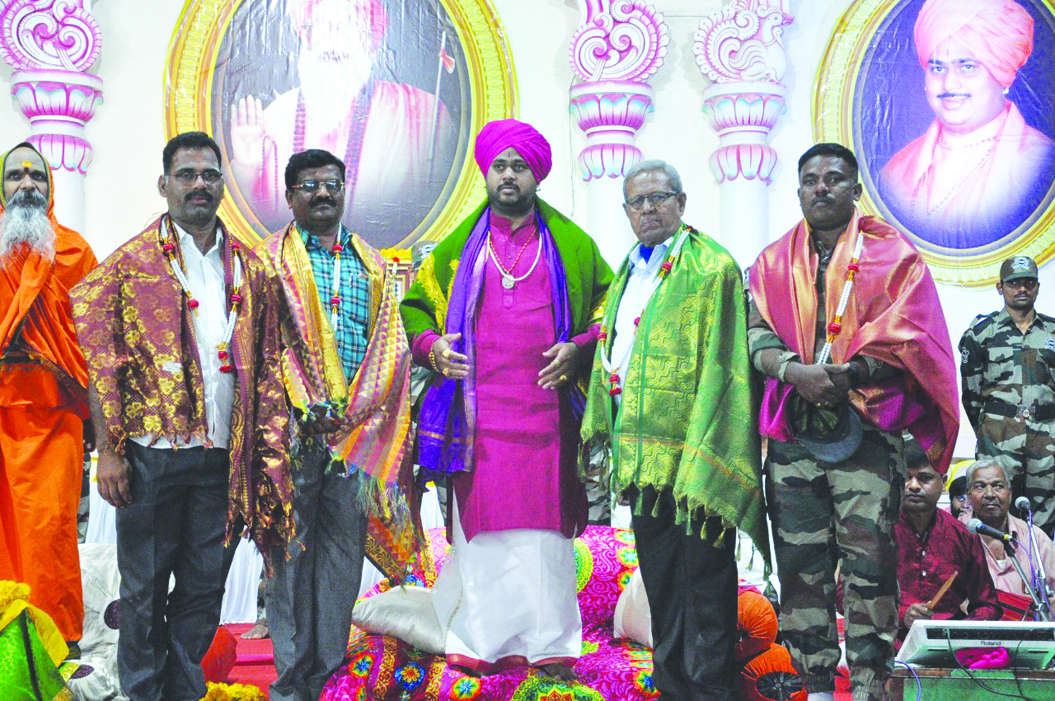 ನಿವೃತ ಸೈನಿಕರಿಗೆ ಡಾ.ಮುರಘರಾಜೇಂದ್ರ ಶ್ರೀಗಳಿಂದ ಸನ್ಮಾನ