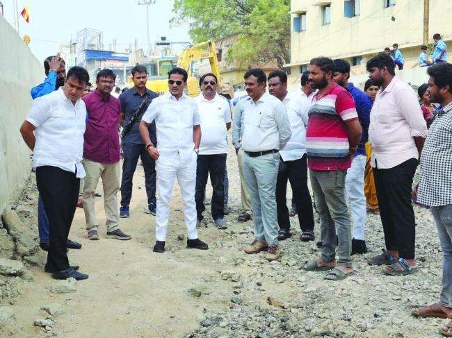 ಕನಕದುರ್ಗಮ್ಮ ದೇವಸ್ಥಾನ ಸಮೀಪದ ಅಂಡರ್ ಪಾಸ್ ಕಾಮಗಾರಿ ಸ್ಥಳಕ್ಕೆ ಬಳ್ಳಾರಿ ನಗರ ಶಾಸಕ ನಾರಾ ಭರತ್ ರೆಡ್ಡಿಯವರು ಭೇಟಿ