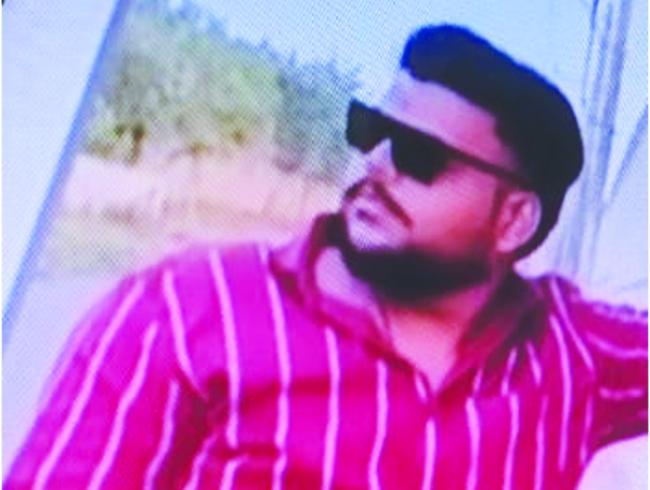 ಕಾರ ಮೇಲೆ ಕಬ್ಬಿನ ಟ್ರ್ಯಾಕ್ಟರ್ ಮಗುಚಿ ಬಿದ್ದು ಯುವಕ ಸಾವು   