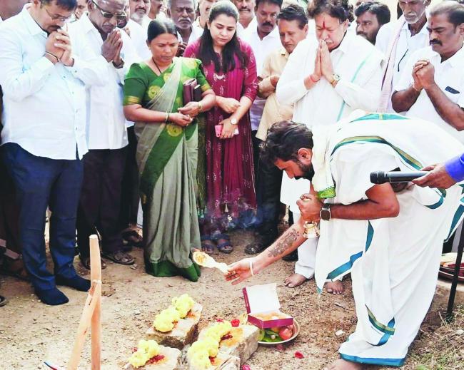 ವಿವಿಧ ಕಾಮಗಾರಿಗಳಿಗೆ ಶಾಸಕರಿಂದ ಭೂಮಿ ಪೂಜೆಒಳ ರಸ್ತೆಗಳು ರೈತರಿಗೆ, ಪ್ರವಾಸಿಗರಿಗೆ ಅನುಕೂಲಕರ: ಶಾಸಕ ಹೆಚ್‌.ಆರ್‌.ಗವಿಯಪ್ಪ