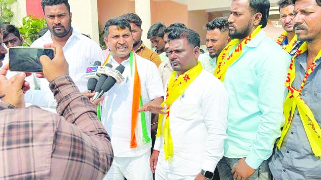 ಕನಕ ಜಯಂತಿಗೆ ಗೈರು, ಕುರುಬ ಸಮಾಜದಿಂದ ದಿಢೀರ್ ಪ್ರತಿಭಟನೆ 