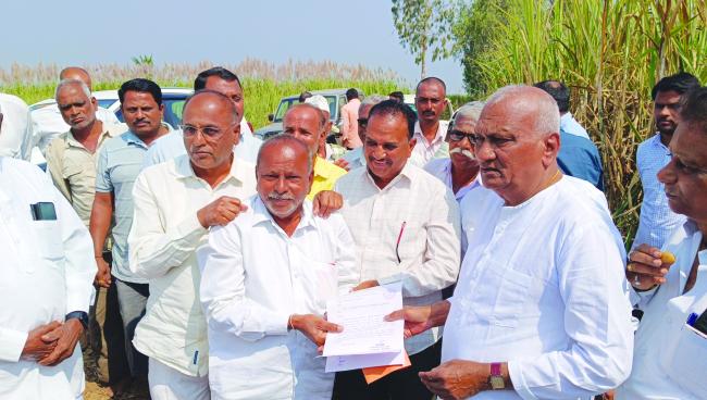 ಬಸ್ಸಿನ ಸೌಲಭ್ಯಕ್ಕಾಗಿ ಜುಗೂಳ ಗ್ರಾಮಸ್ಥರಿಂದ ವಾಯುವ್ಯ ಕರ್ನಾಟಕ ರಸ್ತೆ ಸಾರಿಗೆ ನಿಗಮದ ರಾಜು ಕಾಗೆಗೆ ಮನವಿ 