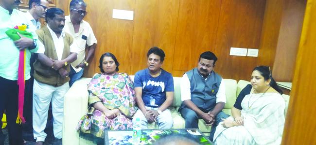 ಕಲಾವಿದರ ತವರೂರು ರಾಣೆಬೆನ್ನೂರಿಗೆ ರಾಜಕೀಯ ಕ್ಷೇತ್ರದಲ್ಲಿ ನಮ್ಮ ಕುಟುಂಬಕ್ಕೆ ಆಸಕ್ತಿ ಇಲ್ಲ - ನಟ ಶಿವರಾಜ ಕುಮಾರ 