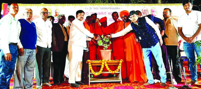 ಮಠಗಳು ಸಮಾಜ ಸಂಸ್ಕೃತಿಯ ಕೇಂದ್ರಗಳಾಗಿವೆ: ರುದ್ರ​‍್ಪ ಲಮಾಣಿ  