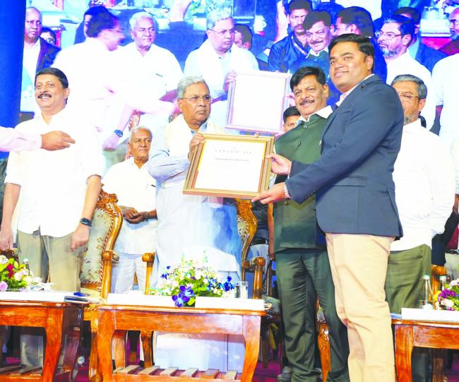 ಮುಖ್ಯಮಂತ್ರಿಗಳಿಂದ ಪ್ರಶಸ್ತಿ ಸ್ವೀಕರಿಸಿದ ಜಿಲ್ಲಾಧಿಕಾರಿ ಟಿ.ಭೂಬಾಲನ್  