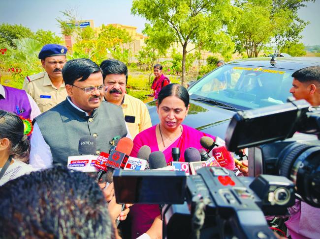 ಮಠಾಧೀಶರು ಸಮಾಜದ ಸ್ವಾಸ್ಥ್ಯ ಕಾಪಾಡಬೇಕು:  ಲಕ್ಷ್ಮೀ ಹೆಬ್ಬಾಳಕರ್  