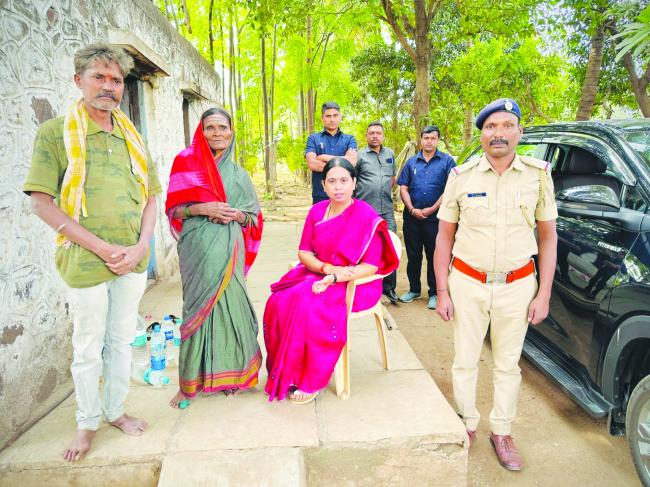 ಸಚಿವರ ಕಣ್ಣಿಗೆ ಬಿದ್ದ ನಿರ್ಗತಿಕ ಕುಟುಂಬ : ನೆರವು ನೀಡಿ ಮಾನವೀಯತೆ ತೋರಿದ ಲಕ್ಷ್ಮೀ ಹೆಬ್ಬಾಳಕರ್ 