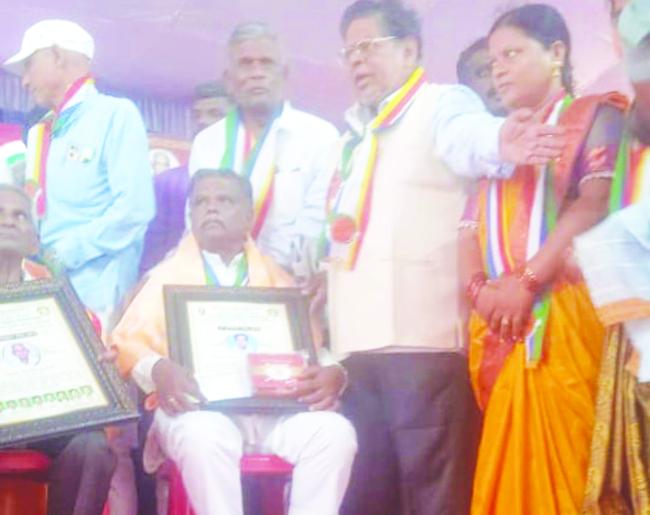 ಸಾಮೂಹಿಕ ವಿವಾಹ ಕಾರ್ಯಕ್ರಮದಲ್ಲಿ ಹಮ್ಜಾ ನದಾಫ್ ಅವರಿಗೆ ಸನ್ಮಾನ  
