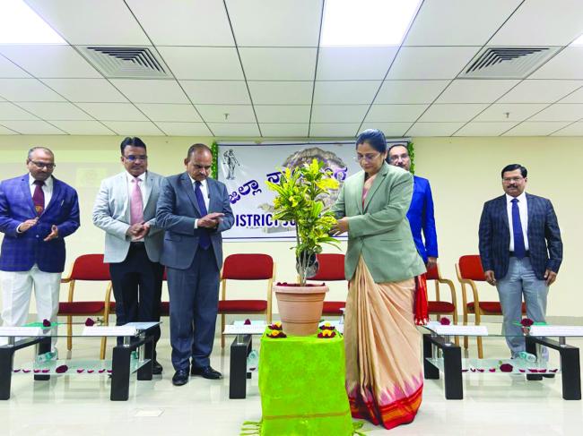  ‘ಸಂವಿಧಾನ ದಿನ’ ಆಚರಣೆ ಸಂವಿಧಾನದಿಂದ ಸದೃಢ ಪ್ರಜಾಪ್ರಭುತ್ವ: ನ್ಯಾಯಾಧೀಶೆ ಕೆ.ಜಿ.ಶಾಂತಿ