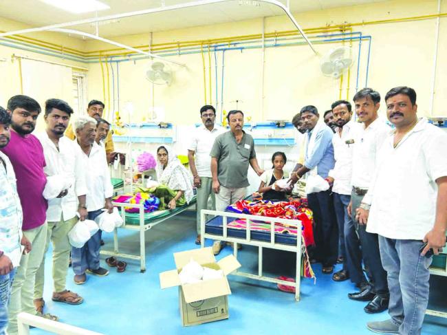 ಜೋಶಿ ಹುಟ್ಟು ಹಬ್ಬ ನಿಮಿತ್ಯ ಹಣ್ಣು ಹಾಲು ವಿತರಣೆ