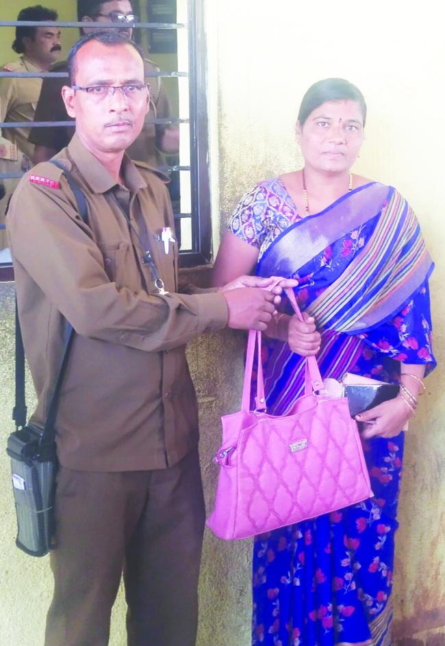 ಚಿನ್ನಾಭರಣ ಮರಳಿಸಿ ಮಾನವೀಯತೆ ಮೆರೆದ ಬಸ್ ನಿರ್ವಾಹಕ