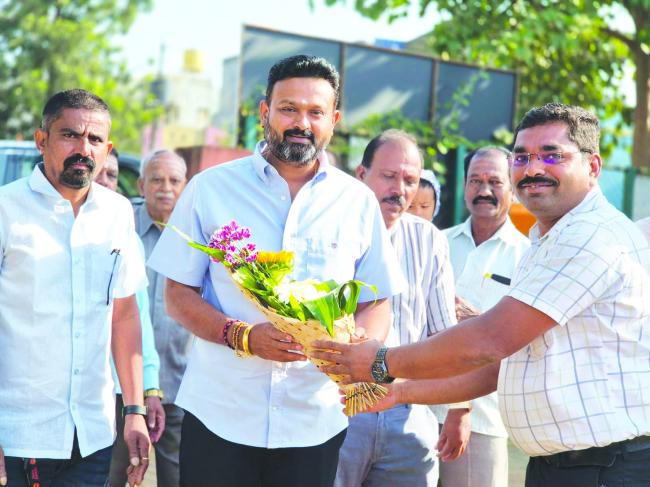 ದೇವಸ್ಥಾನದ ಕಾಂಕ್ರೀಟ್ ಕಾಮಗಾರಿಗೆ ಪೂಜೆ ಸಲ್ಲಿಸಿಚ್ಪ:  ಚನ್ನರಾಜ ಹಟ್ಟಿಹೊಳಿ 