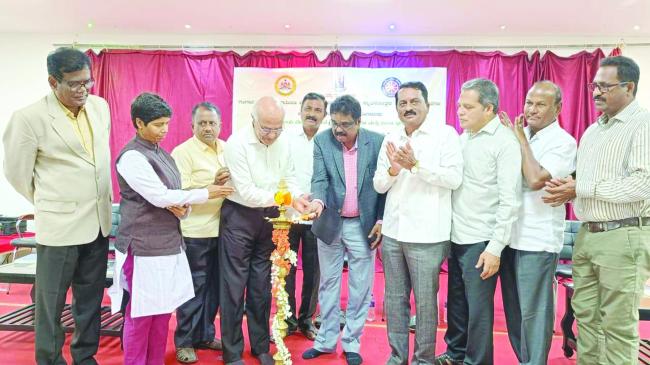 ವಿಎಸ್‌ಕೆ ವಿವಿ ಕುಲಪತಿ ಡಾ.ಮುನಿರಾಜು ಸಲಹೆ ಗ್ರಾಮಗಳು ಅಭಿವೃದ್ಧಿ ಹೊಂದಿದಾಗ ಮಾತ್ರ ಗಾಂಧೀಜಿಯವರ ಕನಸು ನನಸಾಗುತ್ತದೆ 