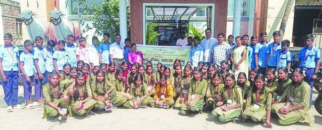 ಕಂಕಣವಾಡಿ ಗ್ರಾಮದ ವಿದ್ಯಾರ್ಥಿಗಳು ರಾಂಭವ ಗಾಮೆಂರ್ಟ್‌ಗೆ ಭೇಟಿ 