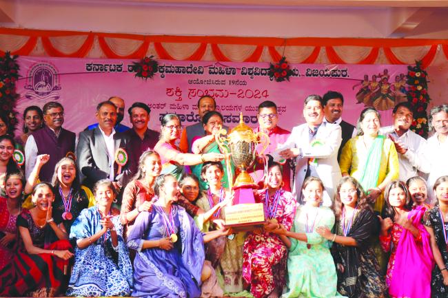 ಎಸ್‌.ಜೆ.ಎಂ.ವಿ.ಎಸ್ ಮಹಿಳಾ ಕಾಲೇಜು ತಂಡಕ್ಕೆ ಸಮಗ್ರ ವೀರಾಗ್ರಣಿ ಪ್ರಶಸ್ತಿ 