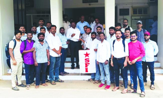 ಪದವಿ ವಿದ್ಯಾರ್ಥಿಗಳ ಅಂಕಪಟ್ಟಿ ವಿತರಣೆ ವಿಳಂಬ: ಶೀಘ್ರವಾಗಿ ವಿತರಿಸುವಂತೆ ಎಸ್‌ಎಫ್‌ಐ ಆಗ್ರಹ