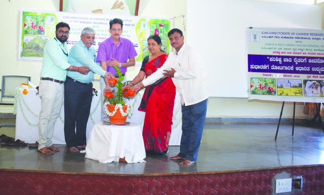 ರೈತರಿಗೆ ಕೃಷಿ ಪರಿಕರಗಳ ವಿತರಣೆ ಹಾಗೂ ತರಬೇತಿ ಕಾರ್ಯಕ್ರಮ