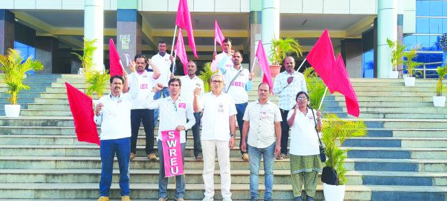 ಹುಬ್ಬಳ್ಳಿ  ರೇಲ್ವೆ ಹಾಗೂ ರೇಲ್ವೆ ನೌಕರರ ಹಿತಾಸಕ್ತಿಯನ್ನು ಕಾಪಾಡಲು ಧ್ವಜ ಗುರುತಿಗೆ ಮತ ಹಾಕಿ,ಗೆಲ್ಲಿಸಿ! 