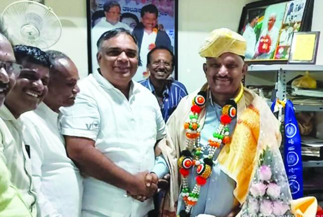 ಯಾಸೀರಖಾನ ಪಠಾಣರಿಂದ ಖಾದ್ರಿಗೆ ಸನ್ಮಾನ 