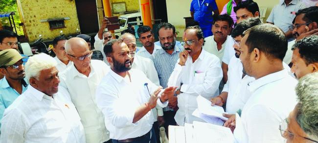 ಪ್ರವಾಹದಲ್ಲಿನ ಸಂತ್ರಸ್ತರಿಗೆ ಪರಿಹಾರ ನೀಡದೆ ಬೇರೆಯವರಿಗೆ ಹಂಚಿಕೆ ಆರೋಪಿಸಿ ಮುತ್ತಿಗೆ  