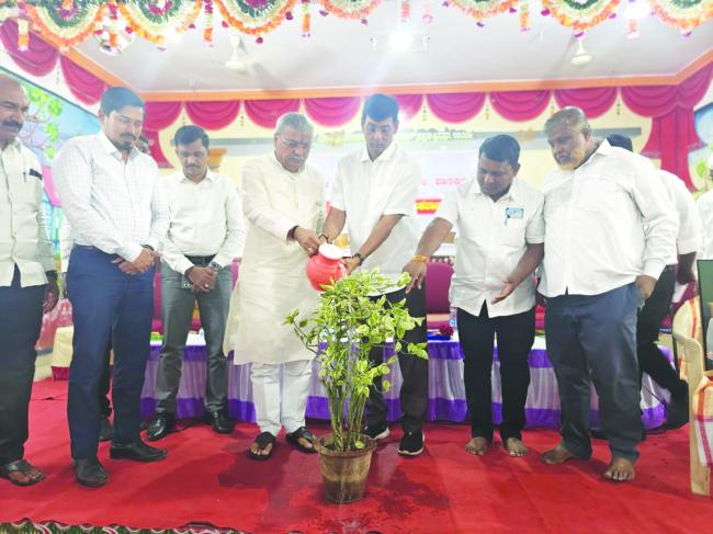 ಸದಸ್ಯರ ಸಮಸ್ಯೆಗಳಿಗೆ ಸ್ಪಂದಿಸಿದ ಸುನೀಲಗೌಡ ಪಾಟೀಲ 