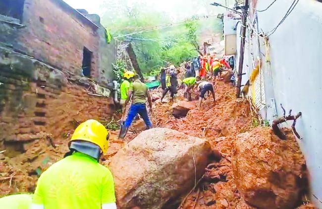 ಫೆಂಗಲ್ ಚಂಡಮಾರುತದಿಂದ ಭೂ ಕುಸಿತ: ಅವಶೇಷಗಳಡಿ ಸಿಲುಕಿದ : ಏಳು ಮಂದಿ 