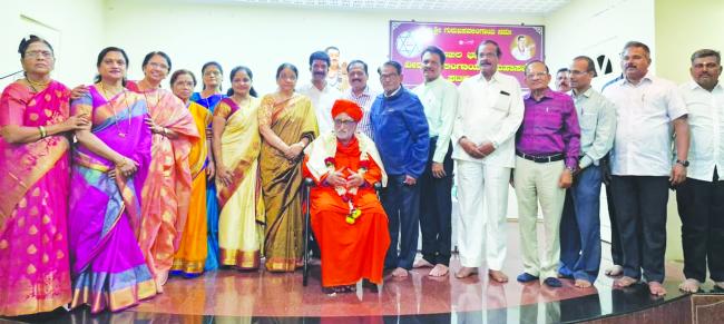 ಸಮಾಜಕ್ಕೆ ಕಾರಂಜಿಮಠದ ಗುರುಸಿದ್ಧ ಮಹಾಸ್ವಾಮೀಜಿ ಕೊಡುಗೆ ಅನನ್ಯ: ಪ್ರೊ ಶ್ರೀಕಾಂತ ಶಾನವಾಡ 