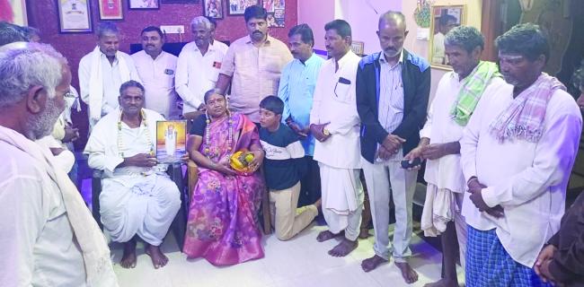 ಶಿಲ್ಪ ಕಲಾವಿದ ಮಾನಪ್ಪ ಬಡಿಗೇರಗೆ ಸನ್ಮಾನ 