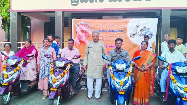 ವಿಕಲಚೇತನರಿಗೆ ತ್ರಿಚಕ್ರ ವಾಹನ ವಿತರಣೆ 